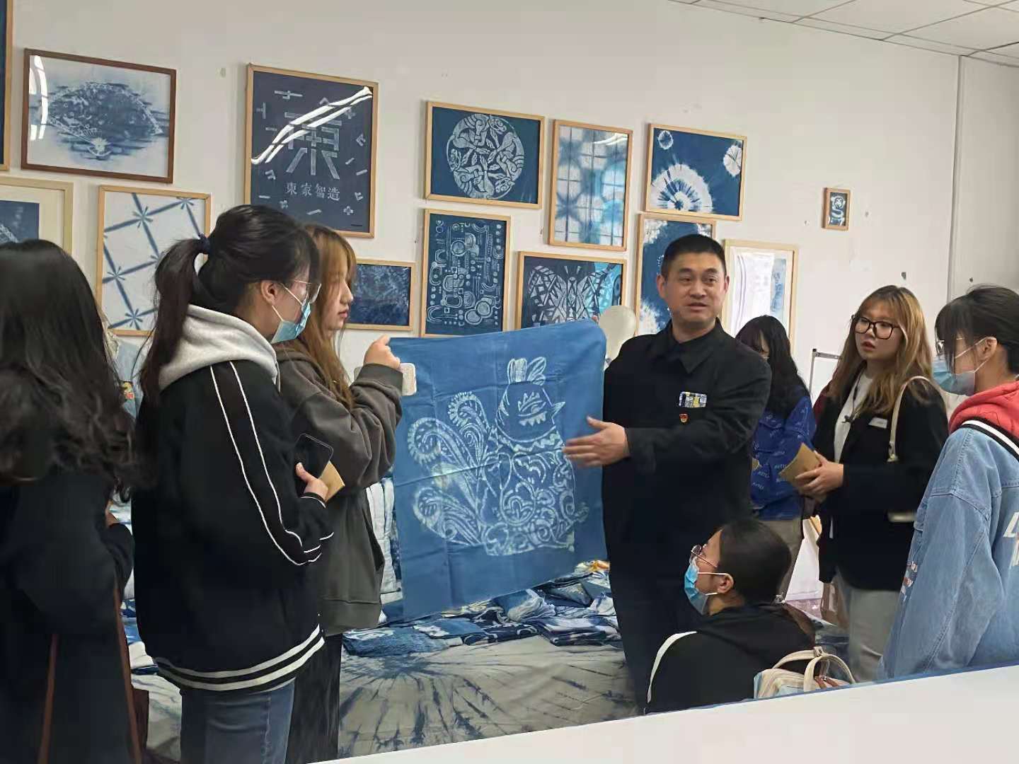 攜手并進，共繪藝設新篇——江蘇大學藝術學院師生赴藝術設計學院考察交流活動紀實